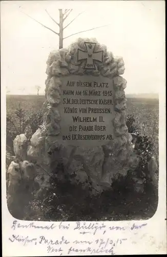 Foto Ak Denkmal, Auf diesem Platz nahm 1915 Kaiser Wilhelm II Die Parade über das IX. Res. Korps ab