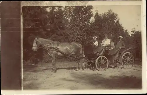 Foto Ak Pöppendorf Hansestadt Lübeck, Familienportrait in Kutsche