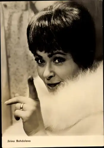 Ak Schauspielerin Jirina Bohdalova, Seine Majestät Kollege König, Portrait, Pelzkragen