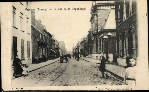 Ak Comines Nord, La Rue de la Republique, Passanten, Radfahrer, Autos, Häuser