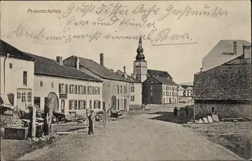 Ak Provenchères et Colroy Vosges, Straßenpartie im Ort, Kirchturm