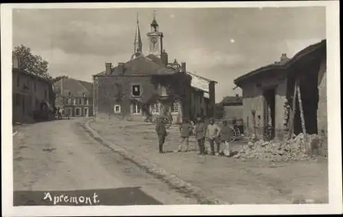 Foto Ak Apremont Ain, Straßenpartie, Gebäude, Trümmer, deutsche Soldaten, I. WK