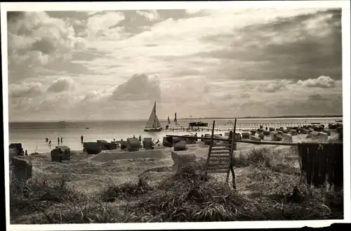 Ak Scharbeutz in Ostholstein, Partie am Strand, Strandkörbe, Segelboot