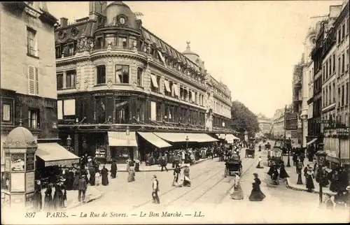 Ak Paris VI., La Rue de Sèvres, le Bon Marché