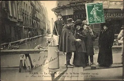 Ak Paris, La Grande Crue de la Seine 1910, Sur les Passerelles, un agent galant