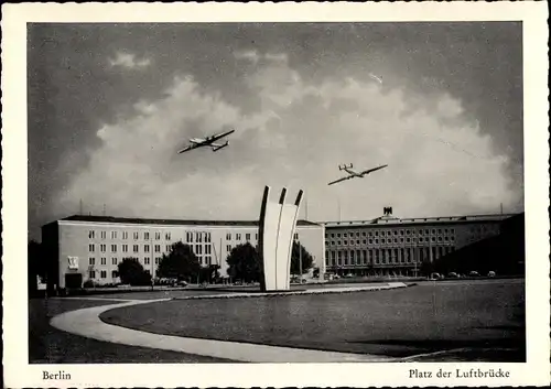 Ak Berlin Tempelhof, Platz der Luftbrücke, Flieger