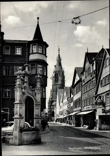 Ak Reutlingen in Württemberg, Straßenpartie, Brunnen, Kirchturm