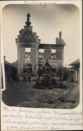 Foto Ak Beuvraignes Somme, Von den Franzosen zerstörte Fabrik, deutsche Soldaten, I WK