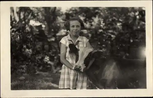 Foto Ak Portrait einer Frau mit Kuh