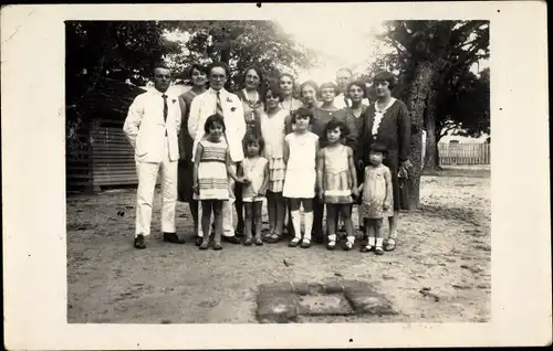 Foto Ak Gruppenbild, Kinder, Mädchen, Männer in Anzügen