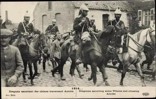 Ak Französische Dragoner Einheit eskortiert gefangen genommene deutsche Ulaner durch Aniche