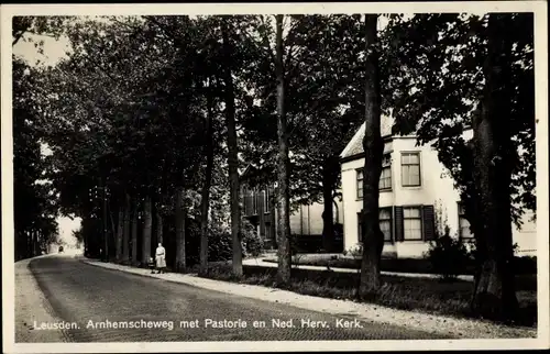 Ak Leusden Utrecht Niederlande, Arnhemscheweg met Pastorie en Ned. Herv. Kerk