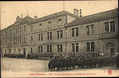 Ak Paris XII Reuilly, Sortie des Écoles rue Bignon