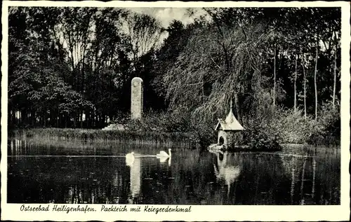 Ak Heiligenhafen, Ostseebad, Parkteich mit Kriegerdenkmal, Schwäne