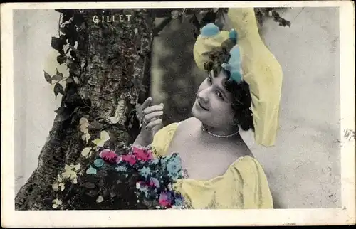 Ak Schauspielerin Alice Gillet, Portrait an einem Baum