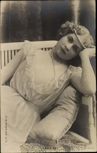 Ak Schauspielerin Armande Cassive, Portrait