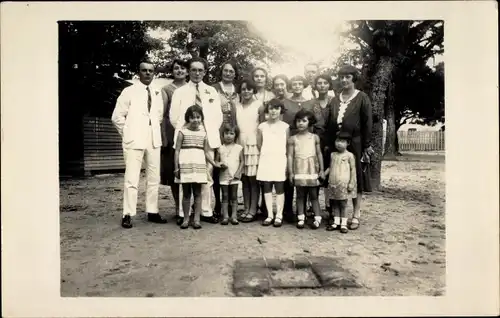 Foto Ak Gruppenbild, Kinder, Mädchen, Männer in Anzügen