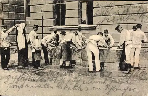 Ak Deutsche Soldaten in Uniformen beim Waschen der Wäsche