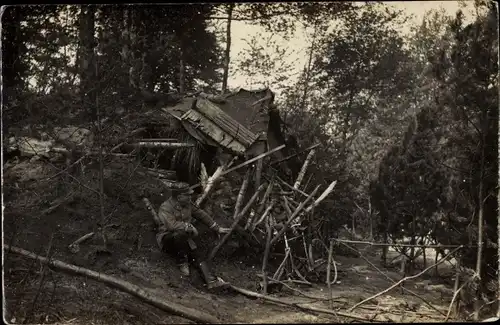 Foto Ak Französischer Soldat in Uniform vor einem Unterstand, I WK