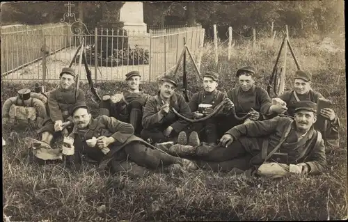 Foto Ak Französische Soldaten in Uniformen vor einem Denkmal