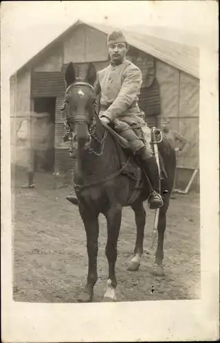Foto Ak Französischer Soldat in Uniform auf einem Pferd, Portrait