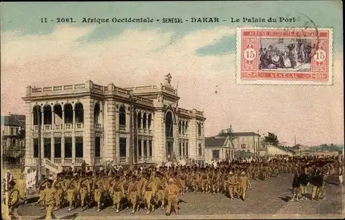 Ak Dakar Senegal, Le Palais du Port, Senegaleisches Militär marschiert