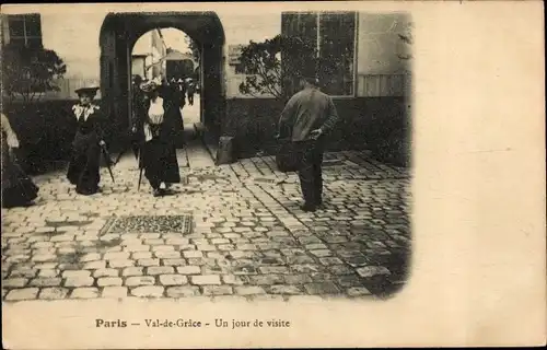 Ak Paris V., Val de Grace, un jour de visite