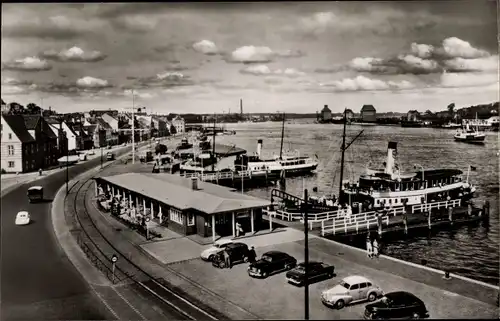 Ak Flensburg in Schleswig Holstein, Fördebrücke, Dampfer am Anleger