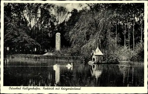 Ak Heiligenhafen, Ostseebad, Parkteich mit Kriegerdenkmal, Schwäne