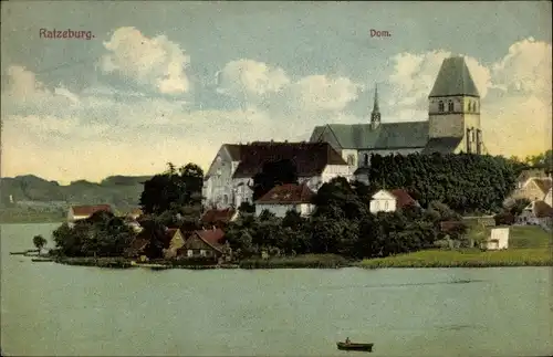 Ak Ratzeburg im Herzogtum Lauenburg, Blick vom Wasser auf Ort mit Kirche