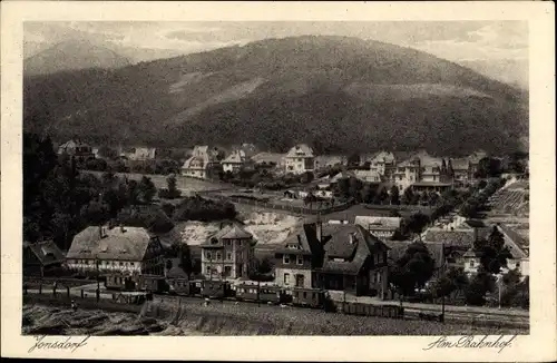 Ak Jonsdorf in Sachsen, Bahnhof, Gleisseite, Blick auf den Ort