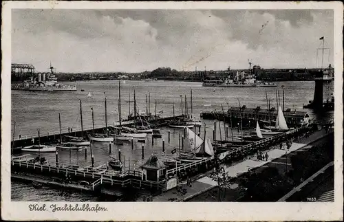 Ak Kiel Schleswig Holstein, Jachtclubhafen, Kriegsschiffe im Hintergrund