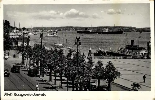 Ak Kiel Schleswig Holstein, Seegartenbrücke, Schiffe