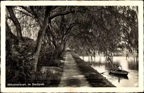 Ak Wilhelmshaven in Niedersachsen, im Stadtpark, See, Ruderboot