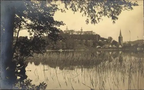 Foto Ak Plön in Holstein, Blick zum Schloss vom Ufer aus