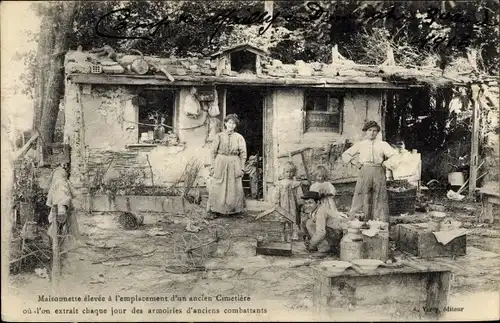 Ak Mailly Camp Aube, Maisonnette, emplacement d'un ancien Cimetiere, armoiries d'anciens combattants