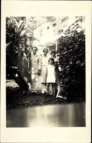 Foto Ak Martinique, Familienbild, Kinder, Villa, Gartenanlagen