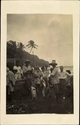Foto Ak Martinique, Gruppenbild, Einheimische, Fische, Palmen