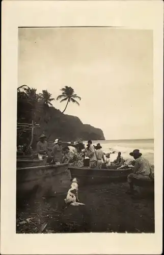 Foto Ak Martinique, Einheimische, Boote am Ufer, Hund