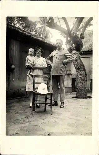 Foto Ak Martinique, Familienbild, Frau mit Kind, Stuhl