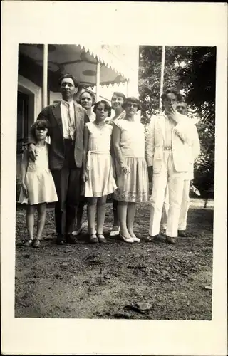 Foto Ak Martinique, Familienbild, Mädchen, Kinder, Mann in Anzug