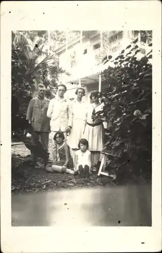 Foto Ak Martinique, Familienbild, Villa, Gartenanlagen, Palmen