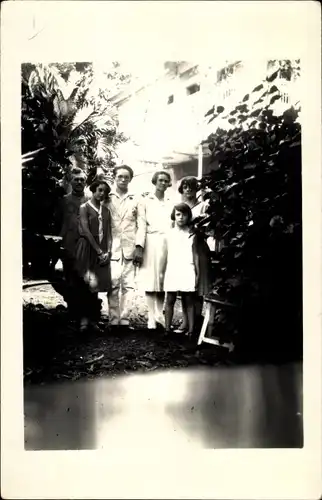 Foto Ak Martinique, Familienbild, Villa, Palmen, Gatenanlagen