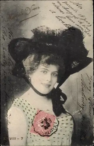 Ak Portrait einer Frau mit Hut, Marielle Vroen, Yroen
