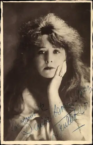 Foto Ak Portrait einer Frau, Autogramm, Denise, Schauspielerin ?, Opernsängerin ?