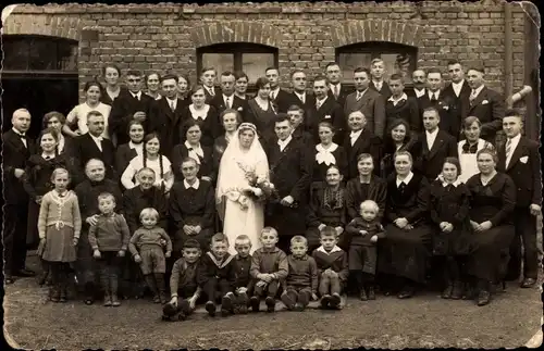 Foto Ak Warburg in Westfalen, Gruppenportrait, Hochzeitspaar und Familie am Fachwerkhaus