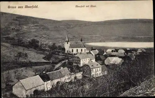 Ak Meerfeld Rheinland Pfalz, Gesamtansicht mit Maar, Kirche