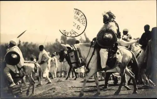 Foto Ak Addis Abeba Äthiopien, Afrikanische Krieger zu Pferd