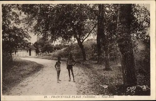 Ak Franceville Calvados, Sous Bois, Dorfstraße mit zwei Jungen