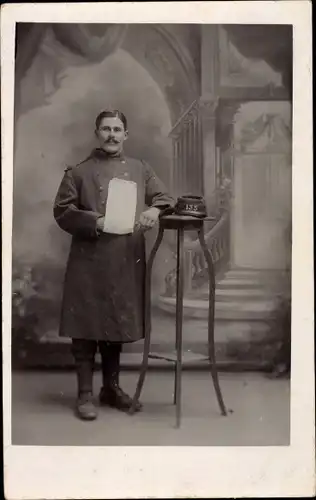 Foto Ak Französischer Soldat in Uniform, Standportrait, Regiment 135